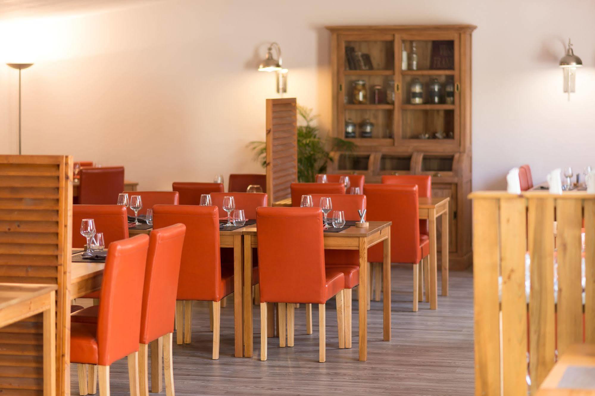 Latitude Ouest Hotel Restaurant & Spa Locronan Exterior foto